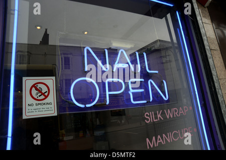 Manicure open firmare in una vetrina di Lewes Road in Brighton, East Sussex, Regno Unito. Foto Stock