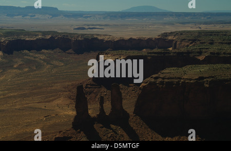 Antenna vista silhouette tre sorelle, Mitchell Mesa, a ovest verso El Capitan piana e Navajo Mountain, Monument Valley, Arizona Foto Stock