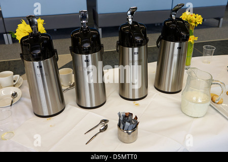 Caffè e tè palloni steso su un tavolo per una conferenza nel Regno Unito Foto Stock