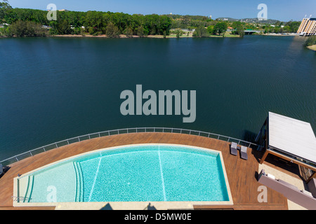 Piscina di lusso e vista fiume Foto Stock