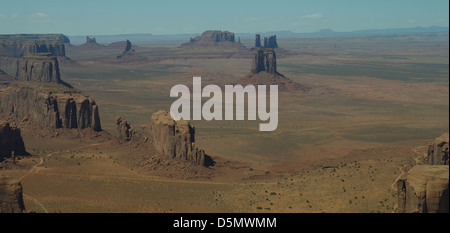 Cielo blu vista aerea Cly Butte nord a Merrick Butte, Est Mitten, a doppio spiovente Mesa, Monument Valley, Arizona/Utah, Stati Uniti d'America Foto Stock