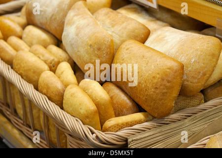 Ciabatta pane, focacce, panini, di pane in un cestino Foto Stock