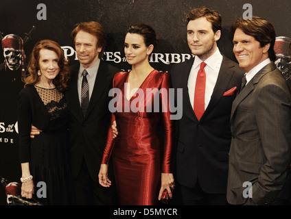 Jerry Bruckheimer e moglie Penelope Cruz Sam Claflin Rob Marshall presso il tedesco Premiere di "Pirati dei Caraibi Foto Stock