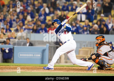 03.04.2013. Los Angeles, California, USA. Los Angeles Dodgers terzo baseman Luis Cruz (47) Guarda il suo drive andare fallo durante il Major League Baseball gioco tra i Los Angeles Dodgers e i San Francisco Giants al Dodger Stadium di Los Angels, CA. I Giganti sconfitta dei Dodgers 5-3. Foto Stock