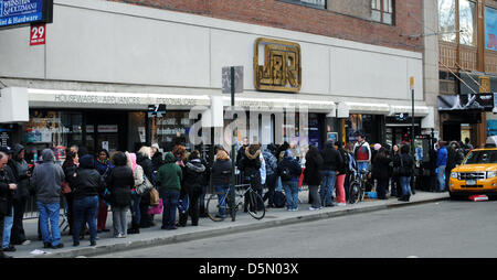 Numerosi appassionati di attendere al di fuori dell 'J&R Musica e Computer Mondo' per la sessione di autografi con American boyband i nuovi capretti sul blocco in New York New York, Stati Uniti d'America, 02 aprile 2013. Venticinque anni dopo ther hit di debutto, NKOTB sta rilasciando un nuovo album. Foto: CASPAR TOBIAS SCHLENK Foto Stock