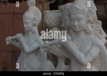 Un intonaco di Parigi (POP) idolo di Krishna in un idolo-makers insediamento in Ahmedabad, Gujarat, India. Foto Stock