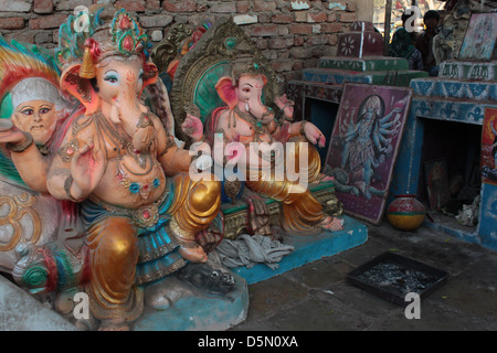 Gli idoli di Lord Ganesha si trovano in un cortile ad Ahmedabad, Gujarat, India. Foto Stock
