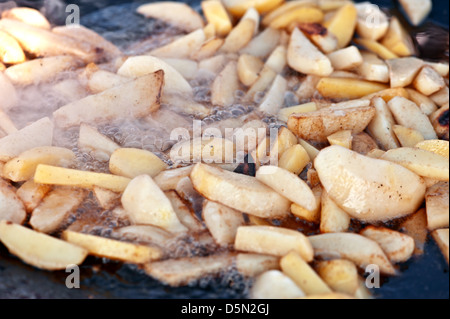 Patate fritte in padella closeup Foto Stock