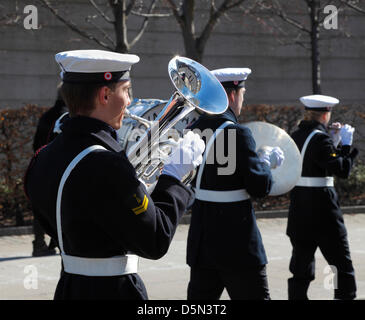 Copenhagen, Danimarca. 4 aprile 2013. Il suonare e cantare Royal Danish Navy band di accompagnamento della cadetta dal Royal Danish Naval Academy sul loro tradizionale 'Bandiera sul bordo" sfilano per Copenaghen per contrassegnare l'inizio di una nuova stagione di vela. Credito: Niels Quist / Alamy Live News Foto Stock