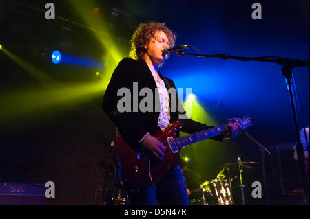 Londra, Regno Unito. Il 4 aprile 2013. Leader nel Regno Unito/blues rock chitarrista Simon McBride on stage presso il garage, Highbury, London il 4 aprile 2013. Simone e la sua band sono in parte attraverso un tour che copre il Regno Unito e in Europa per promuovere il suo ultimo album che attraversano la linea. Simon gioca Paul Reed Smith chitarre e amplificatori e è un leader di blues e chitarristi rock attualmente nel Regno Unito. Credito: Julian Eales /Alamy Live News Foto Stock