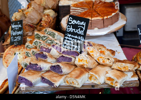 Il cibo sul display si spegne al vero mercato alimentare, Southbank, Londra Foto Stock