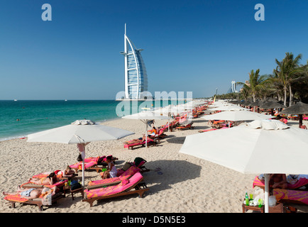 Beach resort accanto al Burj Al Arab Hotel di lusso in Dubai Emirati Arabi Uniti Foto Stock