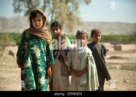 Bambini afgani guarda la costruzione di un nuovo checkpoint da afgani e le forze USA Aprile 3, 2013 nel distretto di Spin Boldak, provincia di Kandahar, Afghanistan. Foto Stock