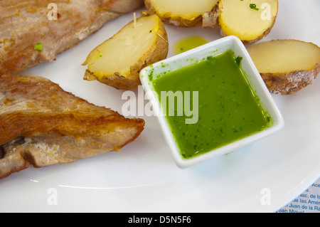 Tonno Grigliato pesce e patate delle Canarie con verde salsa mojo Santa Cruz città isola di Tenerife Canarie Spagna Europa Foto Stock