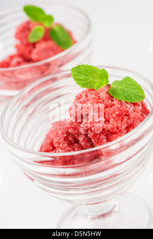 Dolce sorbetto di fragole close up Foto Stock