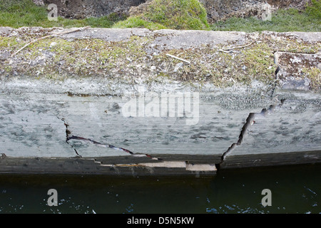 Una grande spaccatura nella parete di un blocco sul braccio di Mugnano di Napoli del Grand Union Canal dopo un muro crollato Foto Stock