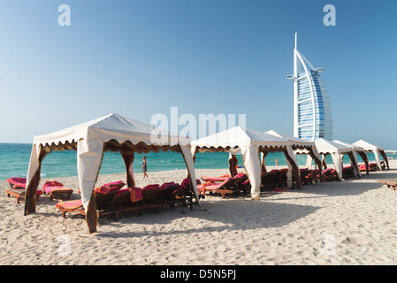 Beach resort accanto al Burj Al Arab Hotel di lusso in Dubai Emirati Arabi Uniti Foto Stock