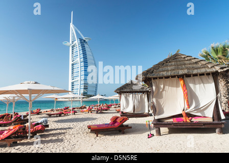 Beach resort accanto al Burj Al Arab Hotel di lusso in Dubai Emirati Arabi Uniti Foto Stock