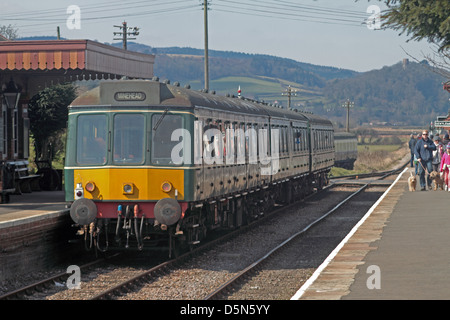 Locomotiva diesel a blu stazione di ancoraggio sulla West Summerset Steam Railway. Regno Unito Foto Stock