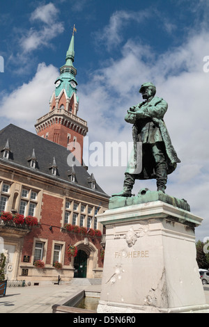 Statua di Louis Faidherbe con la Mairie (Municipio), alle spalle di Place de l'Hôtel-de-ville, Bapaume, Pas-de-Calais, Francia. Foto Stock