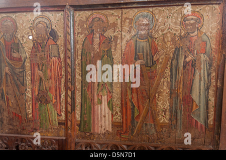 Il dipinto di rood screen presso la chiesa di San Michele Irstead, Parco Nazionale di Norfolk Broads, England, Regno Unito Foto Stock