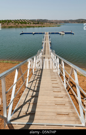 Passerella in legno che serve Amieira pier sulle rive del serbatoio della zona di Alqueva, Alentejo, Portogallo Foto Stock