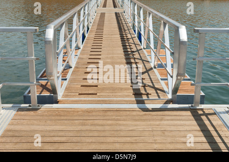 Passerella in legno che serve Amieira pier sulle rive del serbatoio della zona di Alqueva, Alentejo, Portogallo Foto Stock