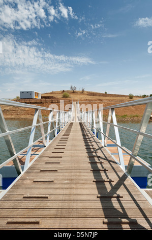 Passerella in legno che serve Amieira pier sulle rive del serbatoio della zona di Alqueva, Alentejo, Portogallo Foto Stock