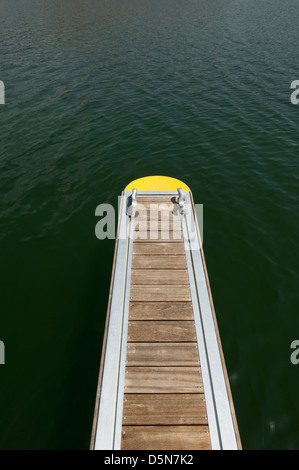 Dettaglio del legno di un bacino galleggiante con bitte di ormeggio Foto Stock