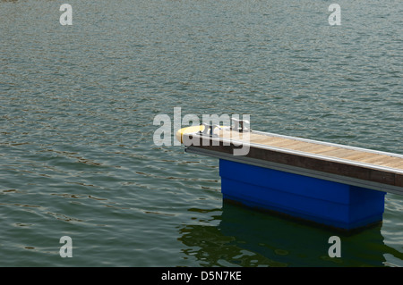 Dettaglio del legno di un bacino galleggiante con bitte di ormeggio Foto Stock