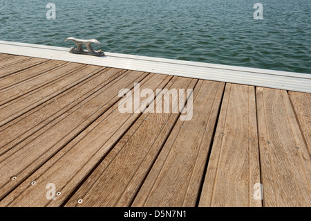 Dettaglio del legno di un bacino galleggiante con bitte di ormeggio Foto Stock