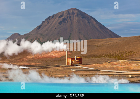 Stazione Elettrica Geotermica e turchese brillante lago in Islanda in estate giornata di sole Foto Stock