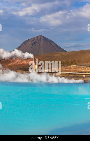 Stazione Elettrica Geotermica e turchese brillante lago in Islanda in estate giornata di sole Foto Stock