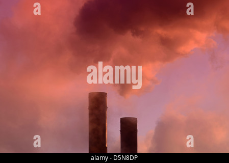 Fumo billowing da ferrybridge power station camino a sunrise Regno Unito Foto Stock