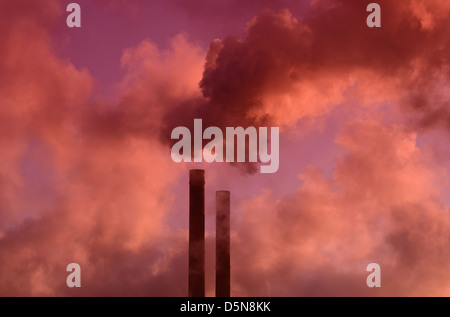 Fumo billowing da ferrybridge power station camino a sunrise Regno Unito Foto Stock