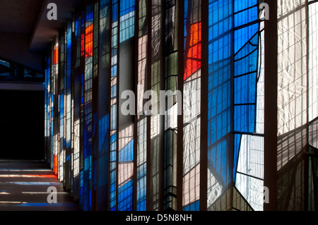 Il vetro macchiato in Saint Thomas More RC Chiesa, Sheldon, West Midlands, England, Regno Unito Foto Stock