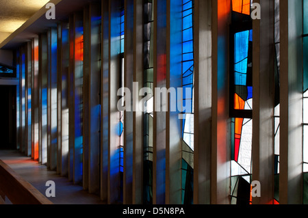 Il vetro macchiato in Saint Thomas More RC Chiesa, Sheldon, West Midlands, England, Regno Unito Foto Stock