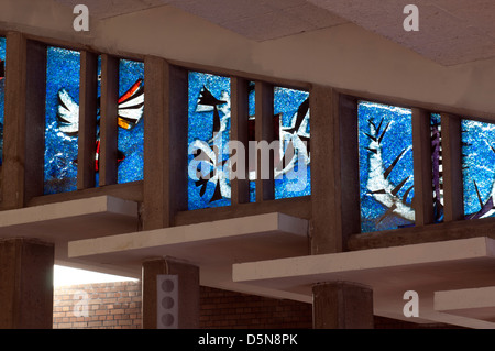 Il vetro macchiato in Saint Thomas More RC Chiesa, Sheldon, West Midlands, England, Regno Unito Foto Stock