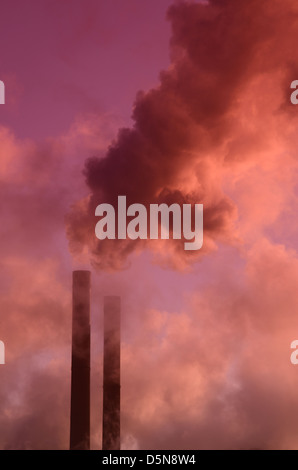 Fumo billowing da ferrybridge power station camino a sunrise Regno Unito Foto Stock