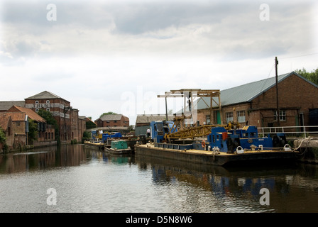 NOTTINGHAMSHIRE; NEWARK ON TRENT; draghe E ARTIGIANATO DI LAVORO IN ATTESA DI INSERIRE IL BLOCCO SUL FIUME TRENTO Foto Stock