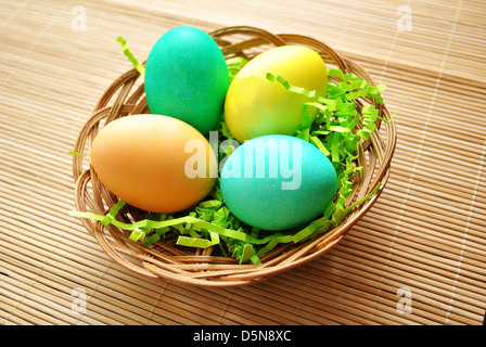 Colorate le uova di Pasqua in un cestello Foto Stock