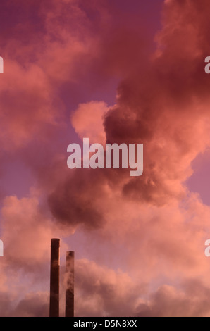 Fumo billowing da ferrybridge power station camino a sunrise Regno Unito Foto Stock