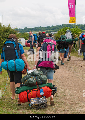 Persone che arrivano al Glastonbury festival in Gran Bretagna Foto Stock