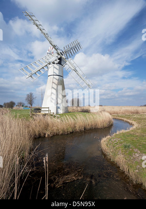 Thurne Dyke Dranage mulino nel villaggio di Thurne, il Parco nazionale di Broads, Norfolk, Inghilterra, Regno Unito Foto Stock