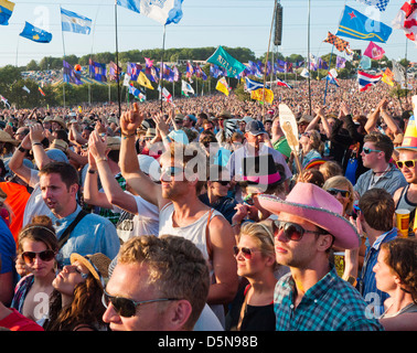 Una folla di scena a la fase della piramide Glastonbury Festival in Gran Bretagna Foto Stock