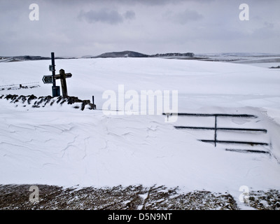 La neve si sposta un blocco Peak District lane Foto Stock