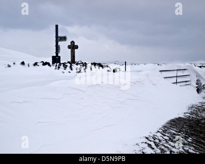 La neve si sposta un blocco Peak District lane Foto Stock