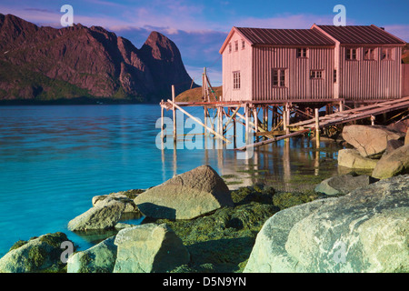 Abbandonato il vecchio porto da pesca dal fiordo sulle isole Lofoten in Norvegia Foto Stock