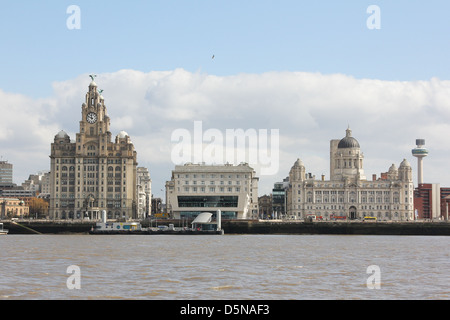 Il famoso lungomare a Liverpool è Pier Head dove le tre Grazie stand. Foto Stock