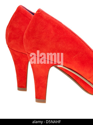 Heelpieces di rosso tacco alto scarpe pompa isolati su sfondo bianco Foto Stock